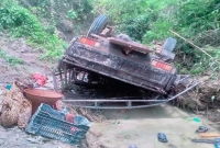 নিয়ন্ত্রণ-হারিয়ে-৫০-ফুট-নিচে-গিয়ে-পড়ল-গাড়িটি-