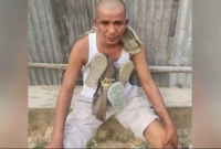 যুবলীগ নেতাকে ন্যাড়া করে জুতার মালা পরিয়ে পুলিশে সোপর্দ