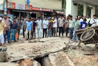 দীপু মনির বাসার সামনে বিস্ফোরণ, আহত ৩ দীপু মনির বাসার সামনে বিস্ফোরণ, আহত ৩