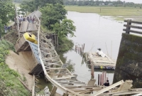 ট্রাকসহ-ভেঙে-পড়ল-সেতু-
