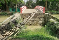 নেই-সংযোগ-সড়ক-সেতুতে-উঠতে-হয়-মই-দিয়ে-