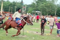 ঘোড়দৌড় প্রতিযোগিতায় মানুষের ঢল