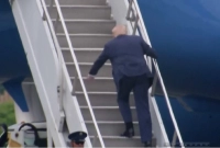 বাইডেনের মতো বিমানে উঠতে গিয়ে হোঁচট খেলেন ট্রাম্প