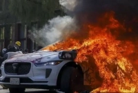 বিক্ষোভে উত্তাল লস অ্যাঞ্জেলস, গাড়িতে আগুন