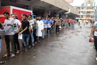 তুমুল-বৃষ্টিতেও-লাইন-ছাড়লো-না-দর্শকরা