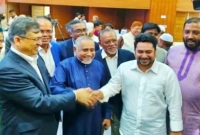হাতে-হাত-রাখার-পরই-বুকে-টেনে-নিলেন-সালাউদ্দিন