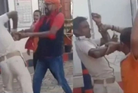 পেট্রল-পাম্পকর্মীকে-১-থাপ্পড়-মেরে-৭-থাপ্পড়-খেলেন-পুলিশ-কর্মকর্তা
