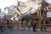 সকালে-ধসে-পড়ল-চারতলা-ভবন-অনেকেই-নিচে-আটকা