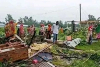 ২ মিনিটের ঘূর্ণিঝড়ে লণ্ডভণ্ড হয়ে গেল ৪ গ্রাম