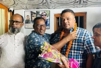 বিএনপির নেতাকে মালা পরানো সেই পুলিশ কর্মকর্তাকে গোপালগঞ্জে বদলি