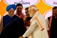 মোদি বিদায় জানানোর মুহূর্তেই ঘটল অপ্রত্যাশিত এক ঘটনা মোদি বিদায় জানানোর মুহূর্তেই ঘটল অপ্রত্যাশিত এক ঘটনা