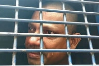 পলকের-প্রিজনভ্যানে-ডিম-নিক্ষেপ