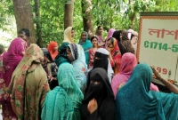 ছোট বোনের জন্য আইসক্রিম আনতে গিয়ে ভাগ্যক্রমে বেঁচে যায় বড় বোন