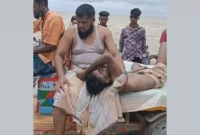 প্রবল স্রোতে সাগরে ভেসে যাচ্ছিলেন এক তরুণ, ঝাঁপিয়ে পড়ে উদ্ধার করলেন জেলে