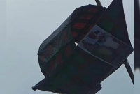 রাতের আঁধারে রাস্তায় ‘ঝুলন্ত নৌকা’, আটক ১