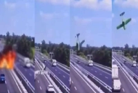 এবার ব্যস্ত সড়কে আচড়ে পড়ল বিমান, সব আরোহীর মৃত্যু