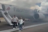 বিমানে আগুন লেগে ব্যাপক আতঙ্কের সৃষ্টি