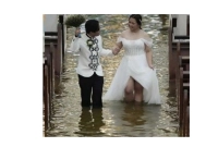 বন্যার পানিকে সাক্ষী রেখে, হাঁটুপানিতে দাঁড়িয়েই সারলেন বিয়ে