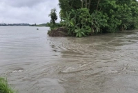 বেড়িবাঁধ-ভেঙে-১০-গ্রাম-প্লাবিত-পানির-নিচে-ঘরবাড়ি-মাছের-ঘের-ও-কৃষিজমি