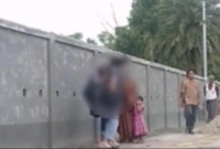প্রকাশ্যে-রাস্তার-পাশে-দুই-তরুণীর-মধ্যে-এমন-ঘটনা--শহরজুড়ে-আলোচনা-সমালোচনা