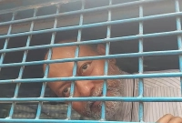 প্রিজন-ভ্যানের-লোহার-ফাঁক-দিয়ে-যা-যা-মাটিতে-ফেললেন-অধ্যাপক-কলিমউল্লাহ