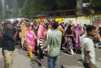 মধ্যরাতে-তালা-ভেঙে-বের-হয়ে-ছাত্রীদের-বিক্ষোভ