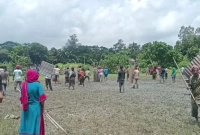 মোটরসাইকেল-থেকে-কাঁদা-ছিটে-পড়াকে-কেন্দ্র-করে-মাইকে-ঘোষণা-দিয়ে-সংঘর্ষ