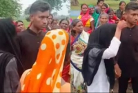 অন্ধকার রাতে চুপিচুপি প্রেমিকার ঘরে ঢুকে ঘুমিয়ে পড়েন প্রেমিক! তারপর...