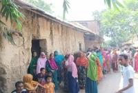 উত্তরের ঘরে মা ও মেয়ে, আর দক্ষিণের ঘরে ছেলে ও বাবা ঝুলছিল