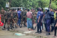 দুপক্ষের-ভয়াবহ-সংঘর্ষে-১-জনের-মৃত্যু-নিয়ন্ত্রণে-পুলিশ-ও-সেনাবাহিনী