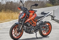 কিছু বাইকের পেছনের সিট উঁচু থাকে কেন, জানেন না অনেকেই!