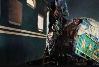 ট্রেনের ধাক্কায় দুমড়ে-মুচড়ে গেল ট্রাক, ২ জনের মৃত্যু 