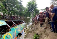 নিয়ন্ত্রণ-হারিয়ে-খালে-গিয়ে-পড়ল-যাত্রীবাহী-বাস