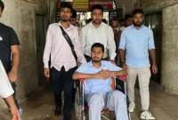 অ্যাম্বুলেন্সে-হাসপাতাল-ছাড়লেন-নুরুল-হক-নুর