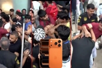 উপচে পড়া ভিড়, ক্রেতাদের তুমুল মারামারি নতুন আইফোন ১৭ কিনতে!