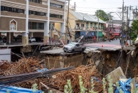 হঠাৎ ধসে পড়ল ব্যস্ত রাস্তা, ছড়িয়ে পড়ে আতঙ্ক!