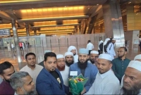 আজহারীকে ফুলেল শুভেচ্ছা জানান বিপুল সংখ্যক প্রবাসী বাংলাদেশি   আজহারীকে ফুলেল শুভেচ্ছা জানান বিপুল সংখ্যক প্রবাসী বাংলাদেশি