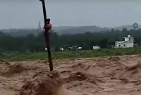 প্রকৃতির ডাকে সাড়া দিতে গিয়ে ভয়ংকর বিপদে পড়লেন যুবক