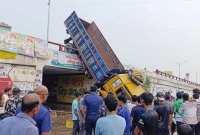 নিয়ন্ত্রণ-হারিয়ে-ফ্লাইওভারের-রেলিং-ভেঙে-ঝুলে-রইল-ট্রাক-