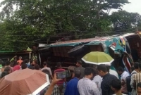বাস-উল্টে-পড়লো-দোকানের-ওপর-দুই-নারীসহ-তিনজনের-মৃত্যু