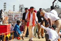 ৪১ জনের মৃত্যু, ঘিরে ফেলা হয়েছে অভিনেতার বাড়ি