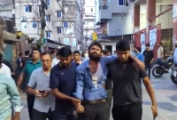 ছাত্রলীগ-নেতাকে-বেধড়ক-পিটুনি-দিয়ে-পুলিশে-দিল-শিক্ষার্থী-ও-জনতা