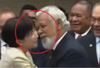 এক-প্রধানমন্ত্রীকে-আরেক-প্রধানমন্ত্রীর-চুমু-দেওয়ার-চেষ্টা-