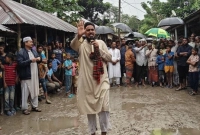 খালি-পায়ে-কাদামাটিতে-নেমে-বক্তব্য-দিলেন-আখতার
