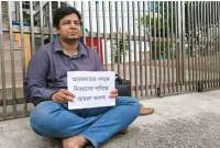 মশার-কামড়-খেয়ে-সারারাত-ইসির-মেইন-ফটকে-তারেক-রহমান