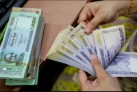 আর্থিক-বিপর্যয়-নেমে-এসেছে-ব্যাংকিং-খাতে-বড়-অসহায়-কোট-প্যান্ট-টাই-পরা-মানুষগুলো