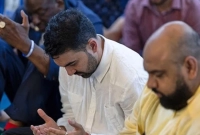 মসজিদে-গিয়ে-মুসল্লিদের-সঙ্গে-নামাজ-পড়লেন-নিউইয়র্ক-সিটির-নবনির্বাচিত-মেয়র