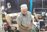 নামাজে-মগ্ন-দোকানদারের-পেছন-থেকে-টাকা-নিয়ে-গেল-চোর-