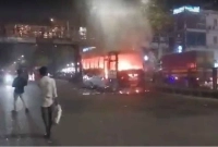 ধানমন্ডিতে-ল্যাবএইড-হাসপাতালের-সামনে-বাসে-আগুন