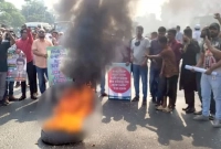 টায়ারে-আগুন-দিয়ে-ঢাকা-ময়মনসিংহ-মহাসড়ক-অবরোধ-বন্ধ-যান-চলাচল